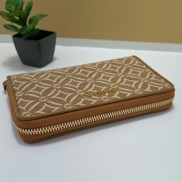 Michael Kors Wallet - Picture 3 of 9